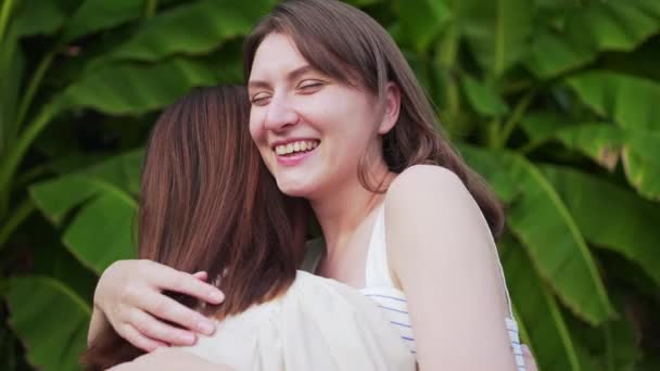 Amistad de mujeres. Conocer a las hermanas en una pandemia. Amigos abrazo — Vídeo de stock