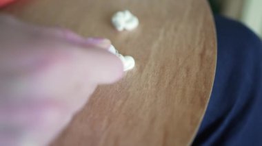 Boya karıştıran bir kadın sanatçı. Çizim araçları