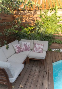 Evin bahçesindeki kanepe. Mobilyalar dışarıda. Lüks villa, insan yok.