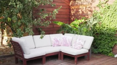 Evin bahçesindeki kanepe. Mobilyalar dışarıda. Lüks villa, insan yok.