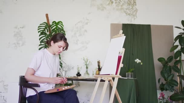 Jeune peintre créatif en atelier. Dessin d'hobby. Travailler avec des peintures à l'huile — Video