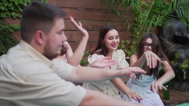 Friends dance by the pool. Fun and relaxation at a summer party. Happy young people smile at the festival — Stock Video