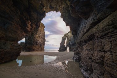 Uçuruma Catedrais olarak Beach