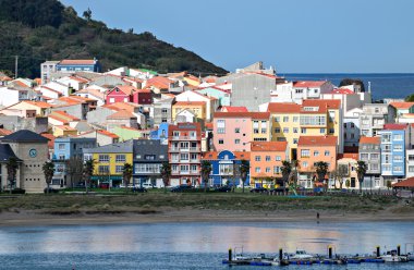 Herkül Kulesi önünde Caron estatue