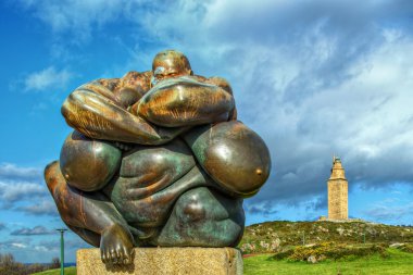 Herkül Kulesi önünde Caron estatue
