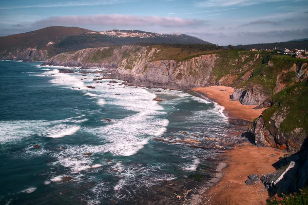 Falésias e praia selvagem — Fotografia de Stock