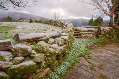 taş duvar ve Don altında ahşap çit