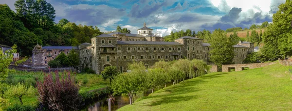 Het benedictijnenklooster van San Julian de Samos — Stockfoto