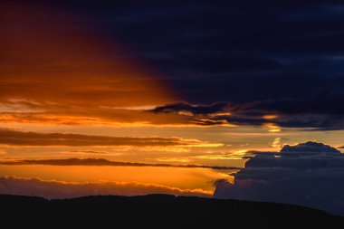 Golden Sunset bulutlara 