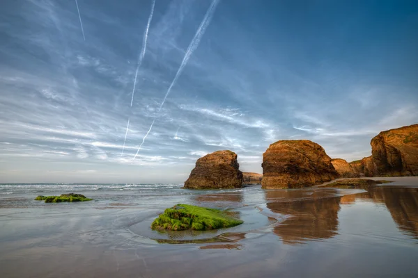 Puesta de sol en la playa de Las Catedrales Fotos De Stock Sin Royalties Gratis