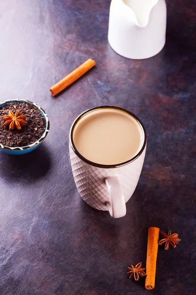 Τσάι Μασάλα Τσάι Παραδοσιακό Ινδικό Ποτό Τσάι Μασάλα Μπαχαρικά Σκούρο — Φωτογραφία Αρχείου
