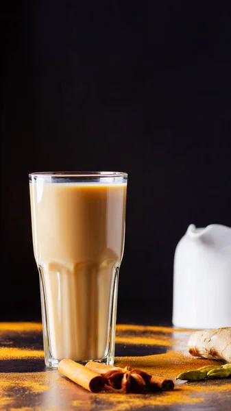 Glass Masala Krydder Masala Chai Melkemugge Svart Bakgrunn Kopirom – stockfoto