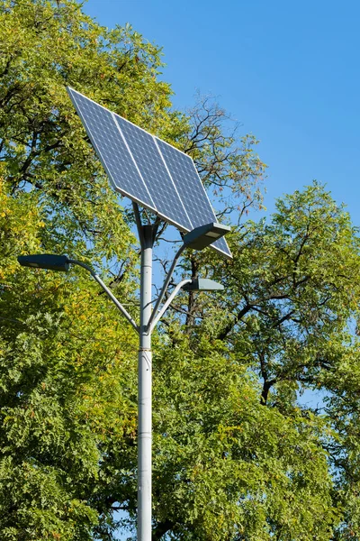 Alternatywna Energia Słoneczna Urządzenie Słoneczne Lampą Uliczną Tle Błękitnego Nieba — Zdjęcie stockowe