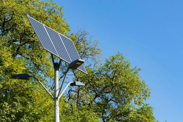 Energía Solar Alternativa Dispositivo Solar Con Farola Sobre Fondo Cielo — Foto de Stock