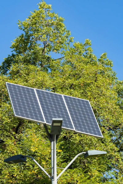 Energía Solar Alternativa Dispositivo Solar Con Farola Sobre Fondo Cielo — Foto de Stock