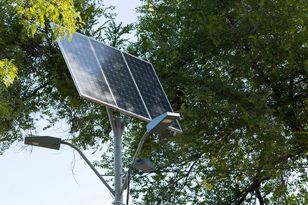 Alternatywna Energia Słoneczna Urządzenie Słoneczne Lampą Uliczną Tle Błękitnego Nieba — Zdjęcie stockowe