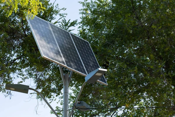 Alternatywna Energia Słoneczna Urządzenie Słoneczne Lampą Uliczną Tle Błękitnego Nieba — Zdjęcie stockowe