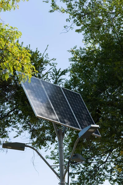 Alternatywna Energia Słoneczna Urządzenie Słoneczne Lampą Uliczną Tle Błękitnego Nieba — Zdjęcie stockowe