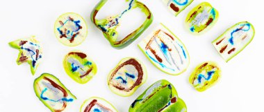 Beyaz arka planda yeşil sebze ve meyve koleksiyonu. Sebze deseni. Dolmalık biber, domates, salatalık, lahana, kabak ve elmalı boya. Üst görünüm