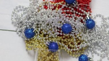 Beyaz tahtalarda yeni yıl süslemeleri. Gözlüklü, çok renkli boncuklar. Noel ağacı süslemeleri