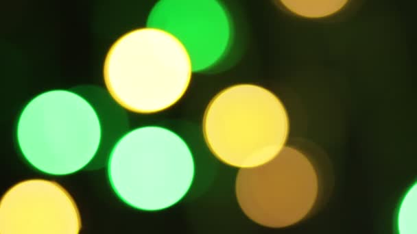 圣诞节的背景模糊不清 明亮的彩色圈使圣诞彩灯视频失去焦点 — 图库视频影像