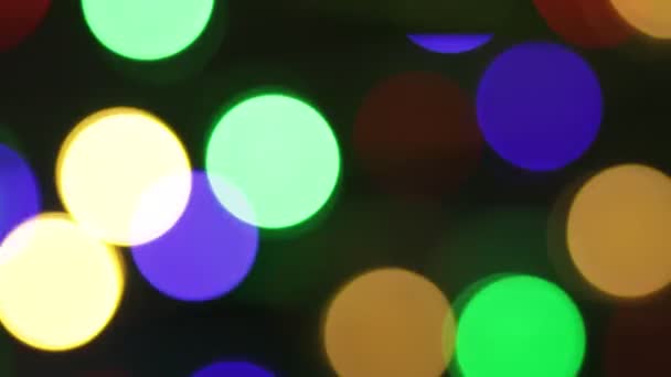 圣诞节的背景模糊不清 明亮的彩色圈使圣诞彩灯视频失去焦点 — 图库视频影像