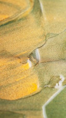 Yeşil turuncu yaldız dokusu. Parıltılı dekoratif renkli arka plan. Kopyalama alanı olan soyut arkaplan