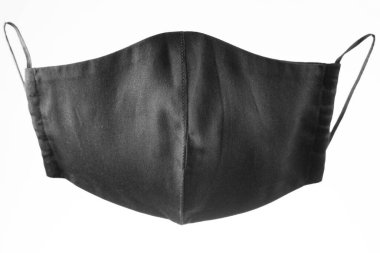 Beyaz arka planda yüz koruyucu maskesi. Siyah yeniden kullanılabilir yüz maskesi. Siyah pamuktan yapılmış antivirüs maskesi. İzole edilmiş