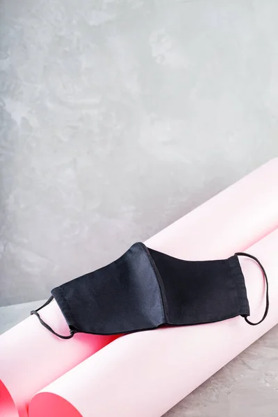 Gesichtsschutzmaske Auf Einer Rolle Rosa Papier Schwarze Gesichtsmaske Auf Ultimativem — Stockfoto
