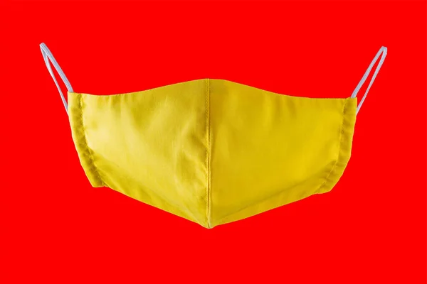 Máscara Protectora Amarilla Sobre Fondo Rojo Mascarilla Reutilizable Aislada Cara — Foto de Stock