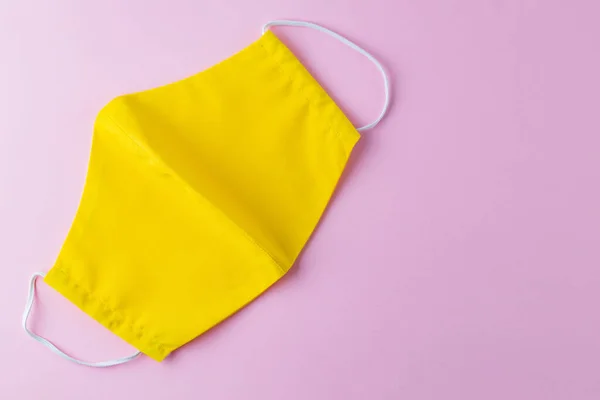 Wiederverwendbare Schutzmaske Aus Gelber Baumwolle Gelbe Gesichtsmaske Auf Rosa Hintergrund — Stockfoto