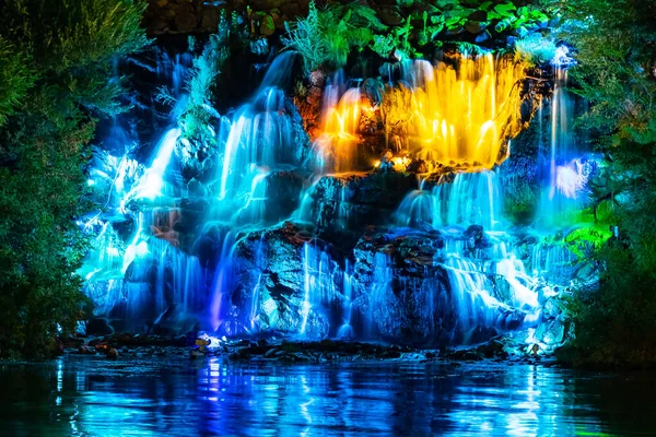 Wodospad Neonowym Kolorze Płynąca Woda Oświetlona Wielobarwnym Światłem Nocny Krajobraz — Zdjęcie stockowe