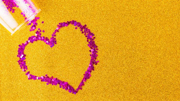 Kalp Şekli Çok Renkli Simden Yapılmış Altın Parıltılı Arka Planda — Stok fotoğraf