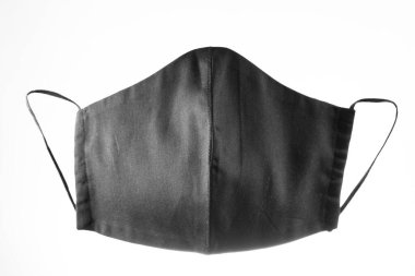 Beyaz arka planda yüz koruyucu maskesi. Siyah yeniden kullanılabilir yüz maskesi. Siyah pamuktan yapılmış antivirüs maskesi. İzole edilmiş