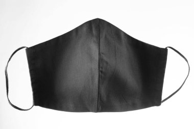 Beyaz arka planda yüz koruyucu maskesi. Siyah yeniden kullanılabilir yüz maskesi. Siyah pamuktan yapılmış antivirüs maskesi. İzole edilmiş