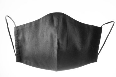 Beyaz arka planda yüz koruyucu maskesi. Siyah yeniden kullanılabilir yüz maskesi. Siyah pamuktan yapılmış antivirüs maskesi. İzole edilmiş