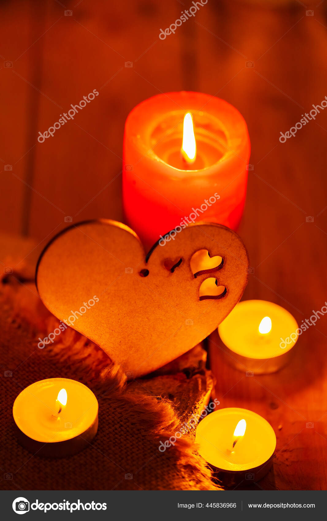 Jantung Kayu Dan Lilin Atas Beban Dan Papan Kayu Kartu Stok Foto Lazartivan 445836966