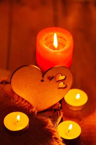 Holzherzen Und Kerzen Auf Kletten Und Holzbrettern Valentinstag Grußkarte Mit — Stockfoto