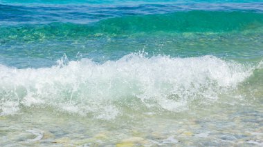 Deniz dalgası ve çakıl taşı. Yaz tatili kavramı. Kıyı şeridinde köpüklü deniz dalgası olayı. Seyahat kavramı