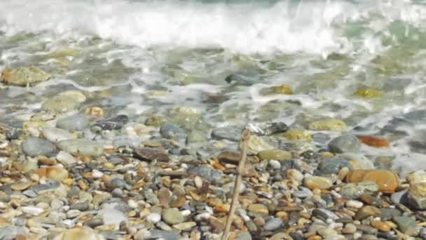 Deniz Dalgaları Yaklaşıyor Kumsaldaki Çakıl Taşlarının Üzerinde Köpüklü Dalgalar Yuvarlanıyor — Stok video