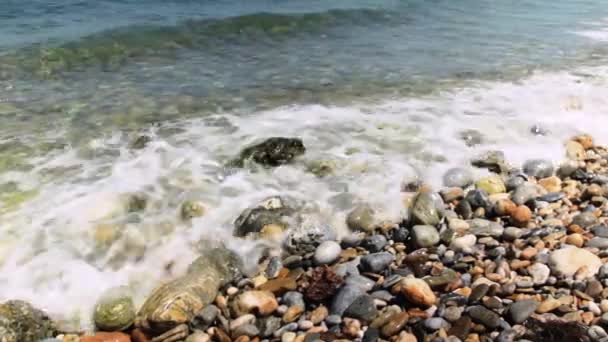 Fale Morskie Się Zbliżają Fale Pianką Toczą Się Kamieniach Plaży — Wideo stockowe