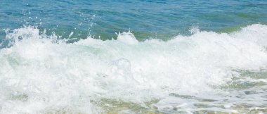 Deniz dalgası ve çakıl taşı. Yaz tatili kavramı. Köpüklü deniz dalgası. Seyahat kavramı