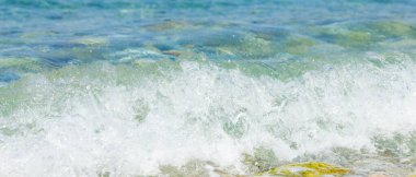 Deniz dalgası ve çakıl taşı. Yaz tatili kavramı. Köpüklü deniz dalgası. Seyahat kavramı