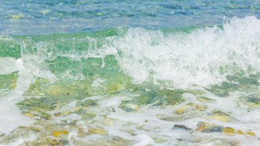 Deniz dalgası ve çakıl taşı. Yaz tatili kavramı. Köpüklü deniz dalgası. Seyahat kavramı