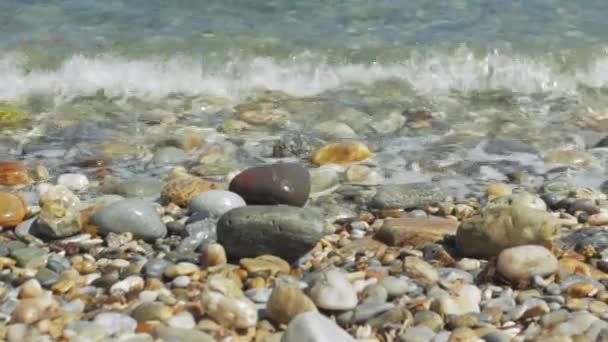 Des Vagues Ondes Avec Mousse Rouler Sur Les Cailloux Sur — Video