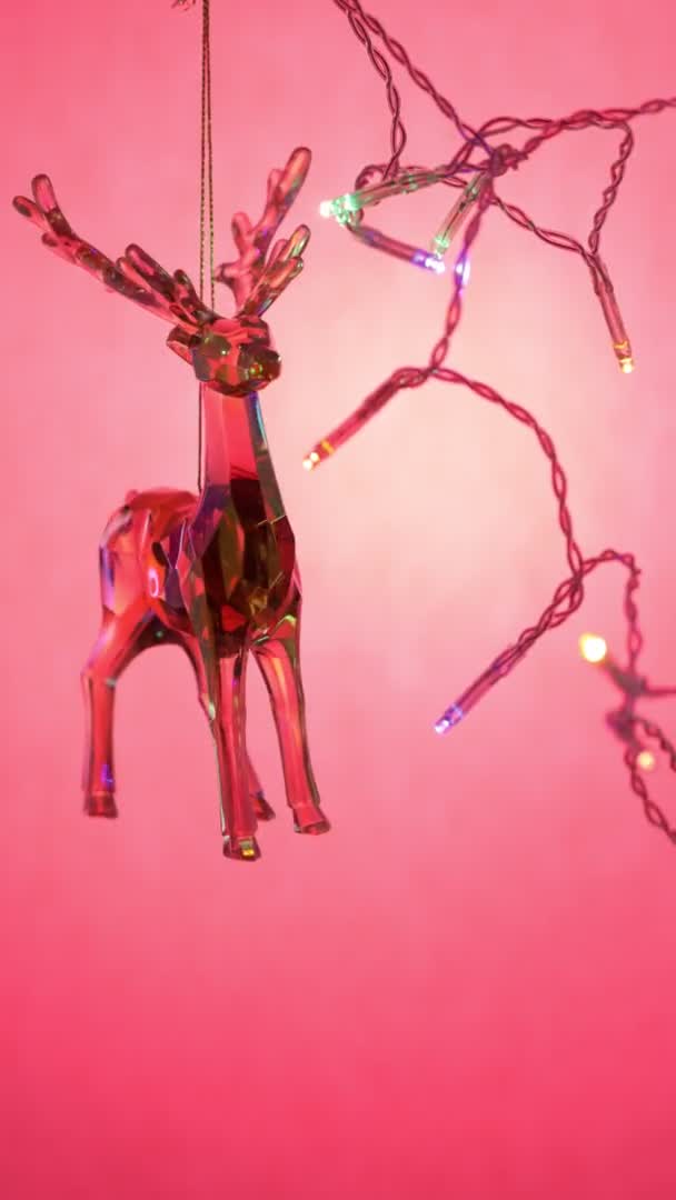 Jucărie Cerb Cerb Sticlă Cristal Fundal Roz Căprioară Holografică Conceptul — Videoclip de stoc
