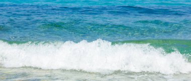 Deniz dalgası ve çakıl taşı. Yaz tatili kavramı. Kıyı şeridinde köpüklü deniz dalgası olayı. Seyahat kavramı