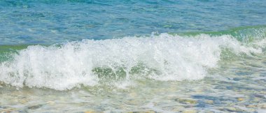 Deniz dalgası ve çakıl taşı. Yaz tatili kavramı. Kıyı şeridinde köpüklü deniz dalgası olayı. Seyahat kavramı