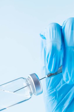 Şırıngayı ilaçla doldurun. Cerrahi eldivende robot kol, elinde Covid-19 aşısıyla şırınga tutuyor. Aşı ve bağışıklık konsepti. Boşluğu kopyala