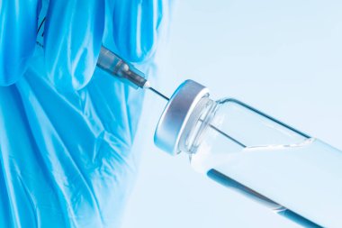 Şırıngayı ilaçla doldurun. Cerrahi eldivende robot kol, elinde Covid-19 aşısıyla şırınga tutuyor. Aşı ve bağışıklık konsepti. Boşluğu kopyala